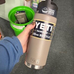 Yeti NWT damaged 26oz sharptale taupe